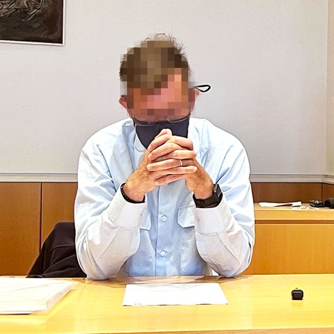 Angeklagter (verpixelt) im Landgericht Fulda auf der Anklagebank mit seiner Anwältin