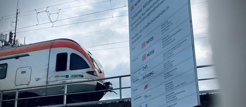 Eine Regionalbahn mit einer Info-Tafel zu Lärmeindämmungs-Maßnahmen.