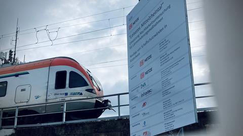 Eine Regionalbahn mit einer Info-Tafel zu Lärmeindämmungs-Maßnahmen.