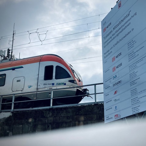 Eine Regionalbahn mit einer Info-Tafel zu Lärmeindämmungs-Maßnahmen.