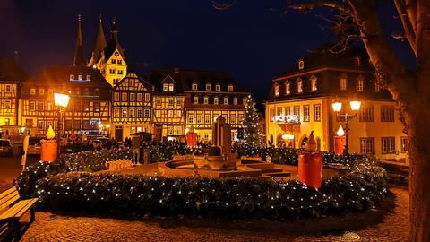 Das Foto zeigt den "Kranz der Hoffnung" am Obermarktbrunnen der Stadt Gelnhausen.