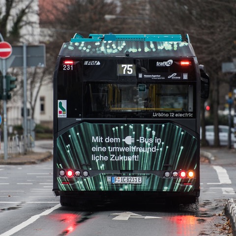 Ein Elektrobus wartet an der Bockenheimer Warte in Frankfurt an der Ampel. 