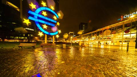 Im Unterhaus wurde der Brexit-Deal deutlich abgelehnt. Das Euro-Zeichen strahlt trotzdem in der Frankfurter Innenstadt. Vielen Dank an Hans F. Daniel für das Foto. Haben Sie auch ein außergewöhnliches Bild aus Hessen? Dann schicken Sie uns Ihr Foto – wir freuen uns über Ihre Momentaufnahme.