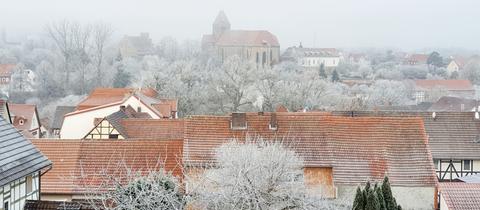 Morgendlicher Frost über Guxhagen und dem Kloster Breitenau. Das Foto hat uns hessenschau.de-Nutzer Guido Klein geschickt.