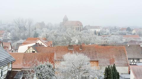 Morgendlicher Frost über Guxhagen und dem Kloster Breitenau. Das Foto hat uns hessenschau.de-Nutzer Guido Klein geschickt.