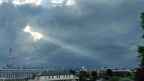 Lichtstrahl durch die Wolken über dem Frankfurter hr-Funkhaus