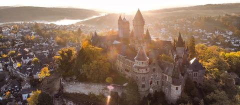 Sonnenaufgang hinter Schloss Braunfels, aus der Vogelperspektive fotografiert.