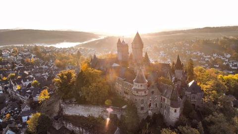 Sonnenaufgang hinter Schloss Braunfels, aus der Vogelperspektive fotografiert.