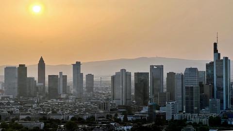 Wie Dunst liegt die Juni-Hitze über der Frankfurter Skyline. Das Foto hat hessenschau.de-Nutzerin Silke Muders gemacht. 