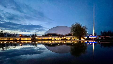 Die Frankfurter Jahrhunderthalle in der Dämmerung.