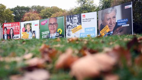 Affiches électorales pour les meilleurs candidats des partis La gauche (à gauche), le FDP, l'Alliance 90 / les Verts, le SPD et le CDU se tiennent devant le Frankfurt Ostpark avant leur exploitation. Après l'élection de l'Etat à Hesse, la coalition noir-vert pourrait se poursuivre. Avez-vous aussi une image extraordinaire de Hesse? Envoyez-nous ensuite votre photo - nous attendons votre instantané.