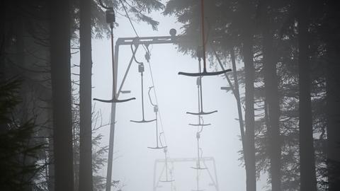 Skilift im Nebel