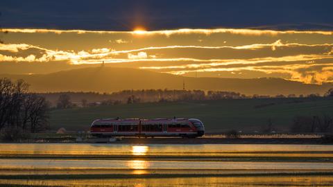 Niddertalbahn fährt durch Nidderau-Eichen 