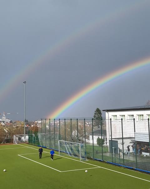 Regenbogen über Fußballplatz