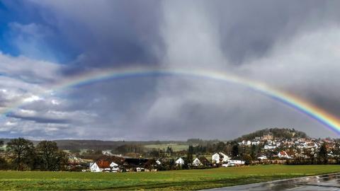 Regenbogen am 24.02.2024 über der Burg Staufenberg 