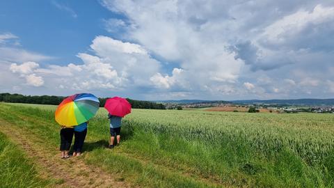 Bei dem wechselhaften Wetter der letzten Tage kann ein Regenschirm vor der ungewollten Dusche schützen! Das Foto mit Blick übers Feld bei Gründau-Rothenbergen hat uns hessenschau.de-Nutzer Günther Appich zukommen lassen.