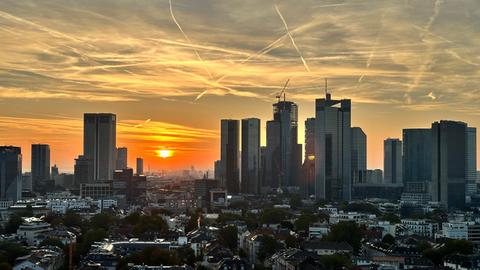 Sonnenaufgang über den Dächern von Frankfurt