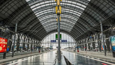 "Ein einmaliges Erlebnis am Streiktag: Die Hallen des Frankfurter Hauptbahnhofs ganz ohne Menschen und Züge", schreibt uns hessenschau.de-Nutzer Christoph Deinet zu seinem Foto.