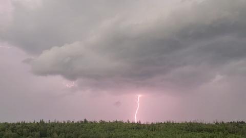 "Ein Blitzeinschlag - von vielen - gestern Abend im Umkreis von Schotten." Das Foto hat hessenschau.de-Nutzerin Manuela Ladner mit ihrer Kamera aufgenommen.