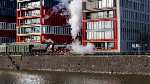 "Es dampft im Frankfurter Osthafen - die Damplok der HEF vor modernen Bürohäusern." Das Foto hat und hessenschau.de-Nutzer Peter Dahlhaus aus Dreieich geschickt.