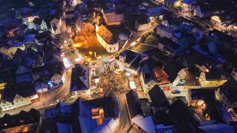 "Der besinnliche Weihnachtsmarkt von Waldsolms am Lindenplatz - mal aus einer anderen Perspektive." Das Foto hat uns hessenschau.de-Nutzer Jan Karges geschickt. 