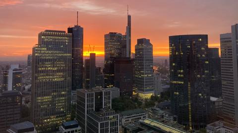 Den Blick aus dem 34. Stock des Frankfurter Büro Centers hat hessenschau.de-Nutzerin Svenja Moritz bei Sonnenaufgang mit ihrer Kamera festgehalten.
