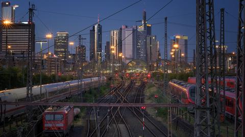 "Verwirrende Gleise, die geradewegs auf die Skyline und den Hauptbahnhof in Frankfurt führen." Das Foto hat hessenschau.de-Nutzerin Brigitte Kosch mit ihrer Kamera aufgenommen.