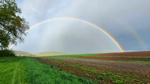 "Regenbogen bei Wetter-Mellnau", schreibt uns hessenschau.de-Nutzer Jörg Steiner aus Frankfurt zu seinem Foto.