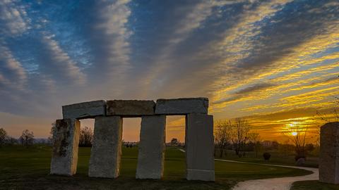 "Stonehenge" in Riedstadt. Das Foto hat uns hessenschau.de-Nutzer Peter Vlastarakis geschickt.