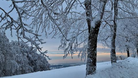 Schnee auf dem Hoherodskopf im Vogelsberg. Den Moment hat hessenschau.de-Nutzerin Ursula Kernbach aus Lauterbach mit ihrer Kamera festgehalten.