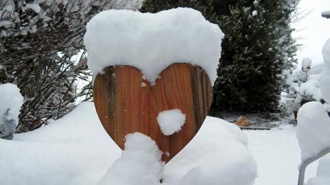 "Auch hier im Vogelsberg ist der vorhergesagte Schnee angekommen", schreibt uns hessenschau.de-Nutzerin Cornelia Eltzner aus Storndorf zu ihrem Foto.
