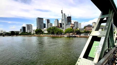 "Mittagszeit in Frankfurt - Blick vom Eisernen Steg auf die Skyline." Das Foto hat uns hessenschau.de-Nutzerin Judith Lucas aus Karben geschickt.