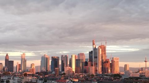 Die Frankfurter Skyline am Morgen hat uns hessenschau.de-Nutzerin Andrea Graf geschickt.