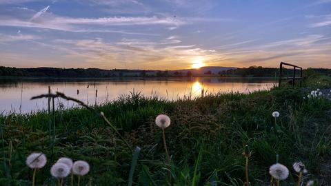 Den Sonnenuntergang am Ober-Mooser See im Vogelsberg hat hessenschau.de-Nutzerin Ursula Kernbach aus Lauterbach mit ihrer Kamera eingefangen.