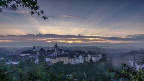 Sonnenaufgang - mit Blick auf das Weilburger Schloss. Den Moment hat hessenschau.de-Nutzer Henry Nousch aus Löhnberg mit seiner Kamera eingefangen.