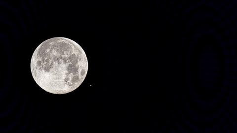 Vollmond und Mars als kleiner leuchtender Punkt daneben