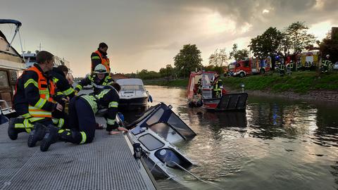 Bergung einer gesunkenen Motoryacht in Oestrich-Winkel 