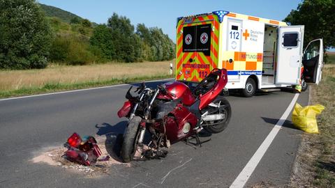 Der Fahrer des Motorrads kam bei dem Unfall ums Leben.
