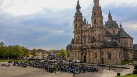 Hunderte Motorräder parken vor dem Fuldaer Dom.