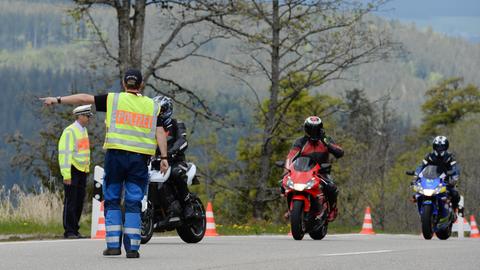 Motorradfahrer werden kontrolliert