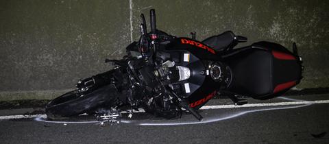 Ein schwarzes Motorrad liegt auf der Fahrbahn der A66.