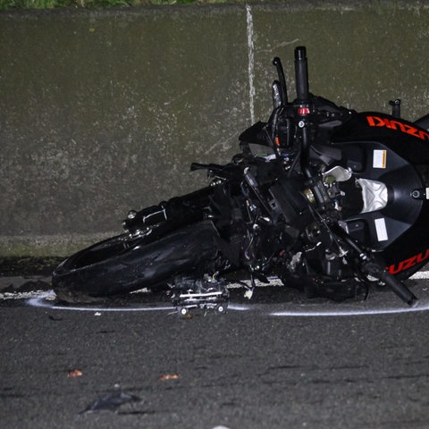 Ein schwarzes Motorrad liegt auf der Fahrbahn der A66.