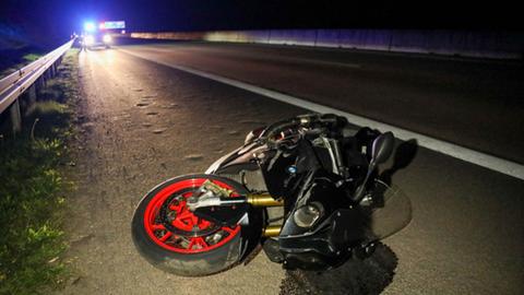Der 27 Jahre alte Fahrer des Motorrads überlebte den Sturz bei dem Unfall nicht. 