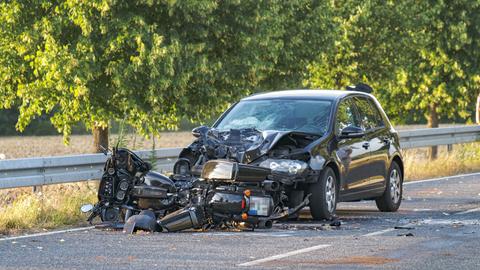 Motorrad und Auto nach Unfall ineinander verkeilt