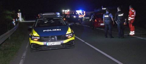 Die Polizei an der Unfallstelle auf der Landstraße bei Trebur.