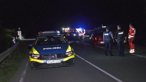 Die Polizei an der Unfallstelle auf der Landstraße bei Trebur.