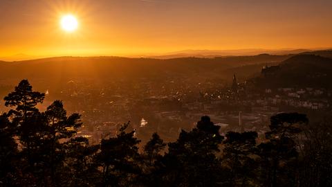 Sonniger Blick aufs winterliche Marburg