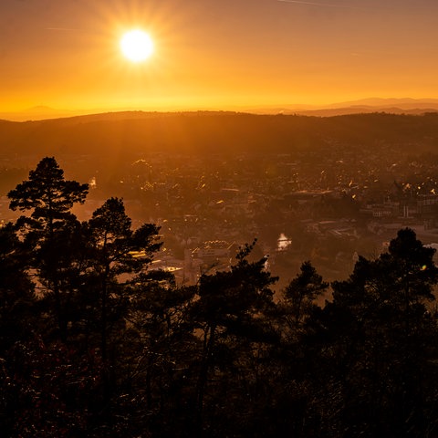 Sonniger Blick aufs winterliche Marburg