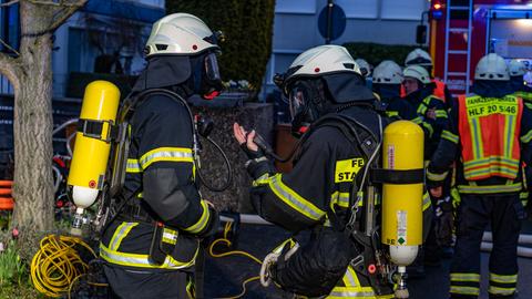 Einsatzkräfte der Feuerwehr vor einer Doppelhaushälfte in Mühlheim (Offenbach)