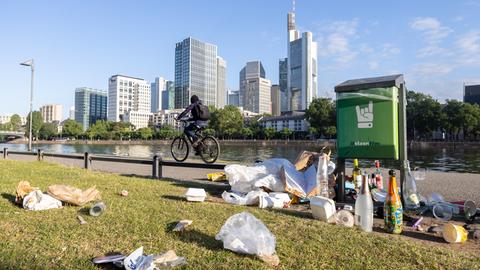 Liegengelassener Müll am Mainufer in Frankfurt.